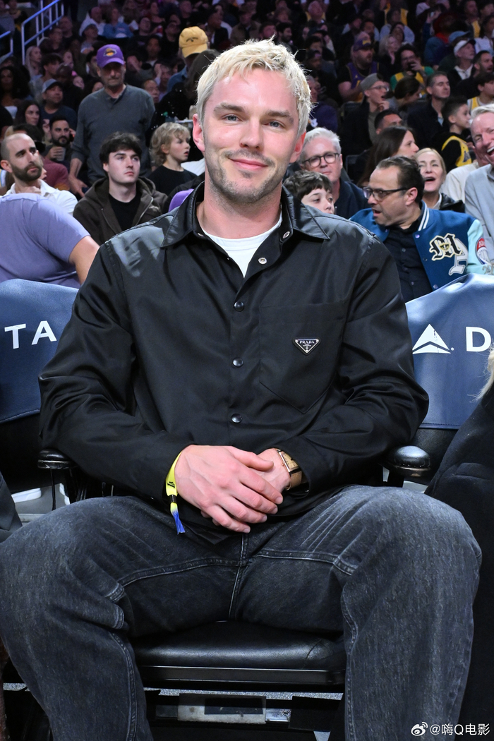 jiuyou官网入口-尼古拉斯·霍尔特现身2026年湖人vs骑士比赛现场|Nicholas Hoult|LAKERS_新浪娱乐_新浪新闻