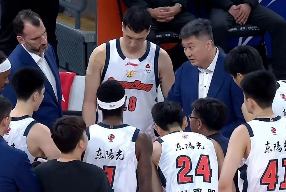 jiuyou游戏中心-广东男篮大胜，张皓嘉正负值+49，陈家政亮眼 黄明依不受杜锋待见